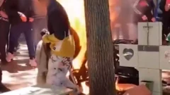 Un adolescente de 15 años murió baleado y sus amigos quemaron su moto sobre la tumba