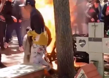 Un adolescente de 15 años murió baleado y sus amigos quemaron su moto sobre la tumba