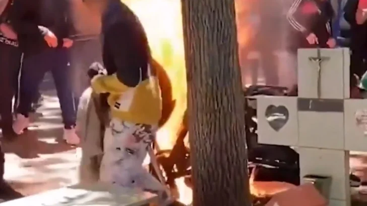 Un adolescente de 15 años murió baleado y sus amigos quemaron su moto sobre la tumba