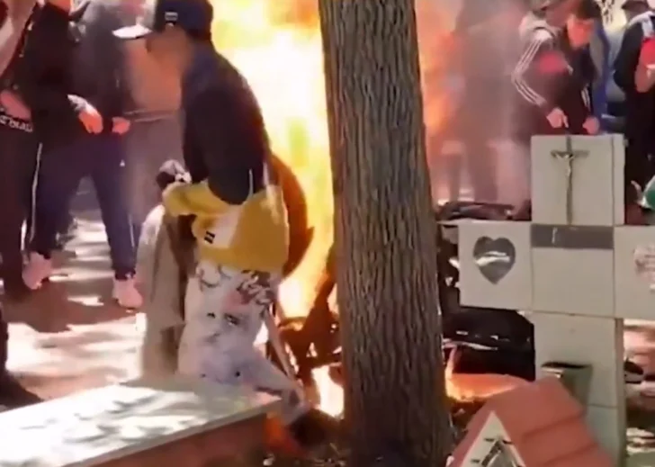 Un adolescente de 15 años murió baleado y sus amigos quemaron su moto sobre la tumba