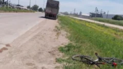 Quequén: mujer herida tras choque de camión y bicicleta