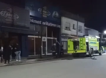 Incendio destruye concesionaria de motos: importantes pérdidas