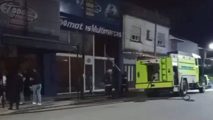 Incendio destruye concesionaria de motos: importantes pérdidas