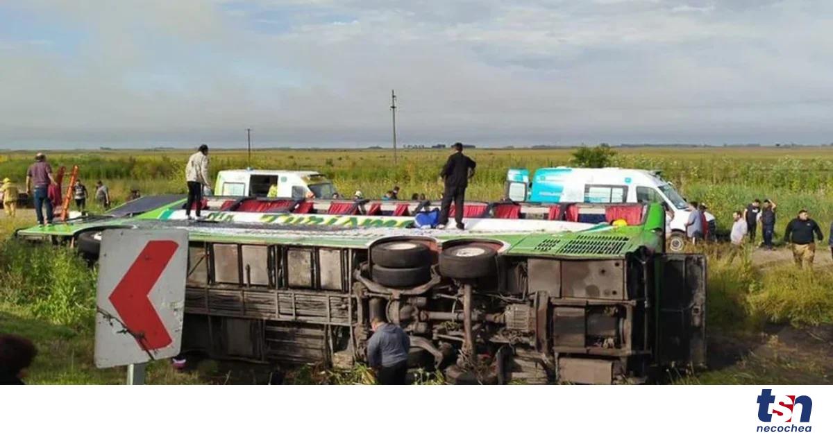 Tragedia en la Ruta 2: dos fallecidos y múltiples heridos al volcar un ...
