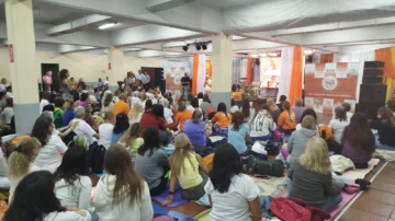 Más de mil personas participaron de un retiro de yoga