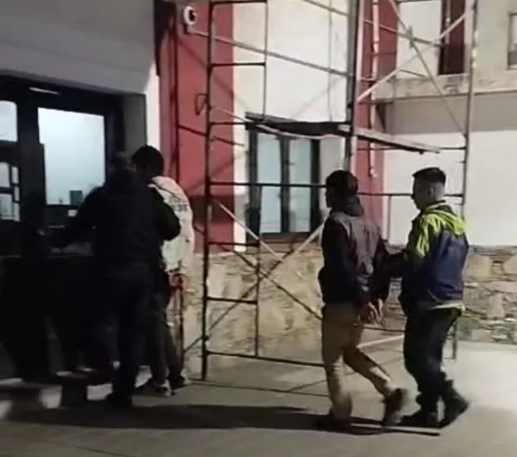 Intentaban llevarse una batería de un auto