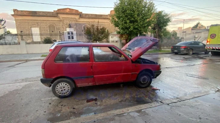 Se incendiaron dos vehículos en la vía pública