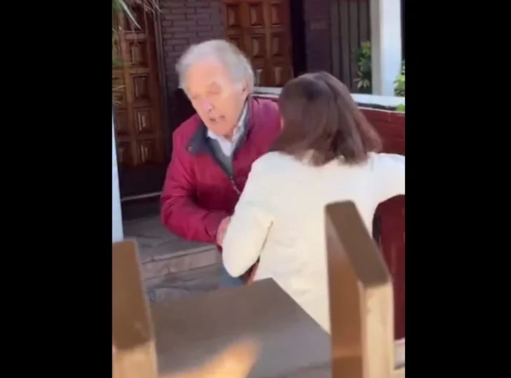 Video: un jubilado le pegó una piña a una joven de 23 años porque dejó el auto mal estacionado