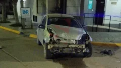 Fuerte choque entre una camioneta y un vehículo de menor porte