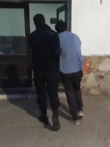 Detiene a un hombre por una causa de lesiones, robo y amenazas