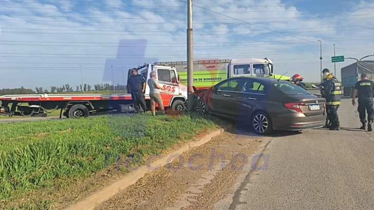 Un auto chocó contra una columna