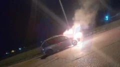 Un auto se incendió tras caer en un pozo