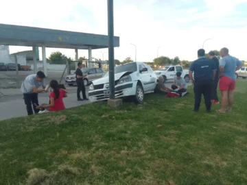 Un automóvil colisionó contra un poste de luz