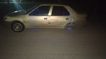 Un auto perdió una rueda y choco contra otros vehículos estacionados