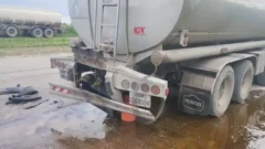 Tras chocar, un camión cisterna derramó aceite en la Avenida Circunvalación