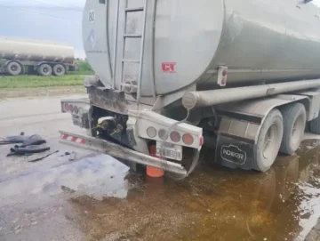 Tras chocar, un camión cisterna derramó aceite en la Avenida Circunvalación