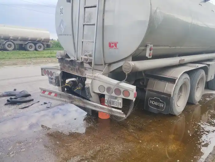 Tras chocar, un camión cisterna derramó aceite en la Avenida Circunvalación
