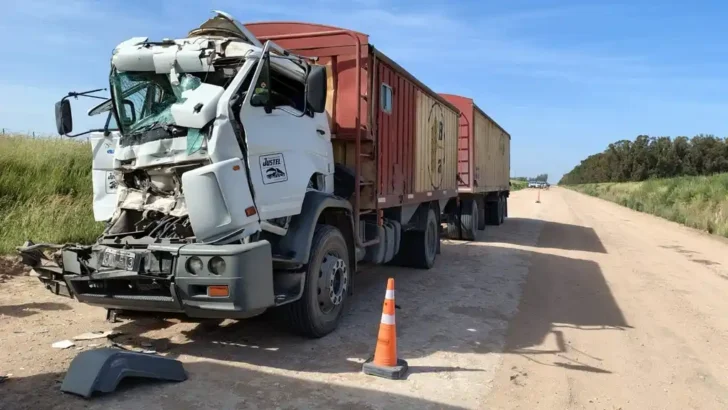 Ruta 228: Un transportista herido en un choque entre camiones