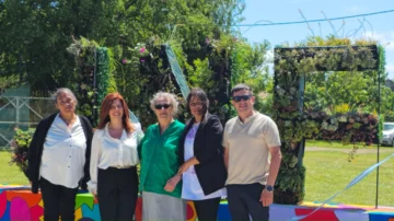 ¡¡¡Hermosos!!! Presentaron en Juan N. Fernández el jardín vertical con las iniciales de la localidad
