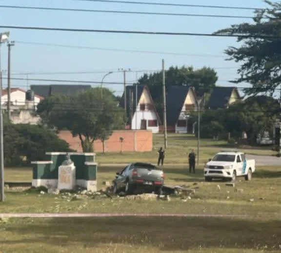 Dos muertes en un accidente de auto: el conductor se descompensó