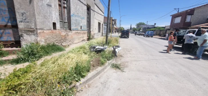 Joven hospitalizado tras el choque de una moto y un utilitario en la esquina de 63 y 72