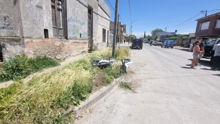 Joven hospitalizado tras el choque de una moto y un utilitario en la esquina de 63 y 72