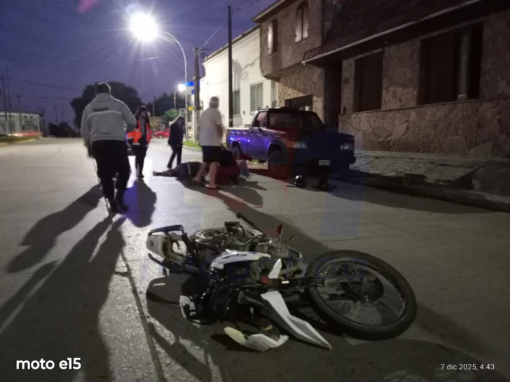 Chocaron contra una camioneta estacionada en 519 y 572 y fueron trasladados al hospital