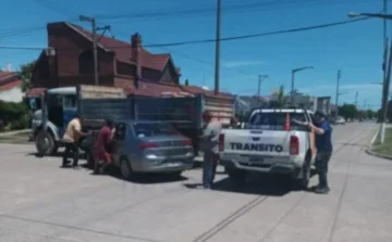 Colisión entre camión y automóvil en calles 40 y 67