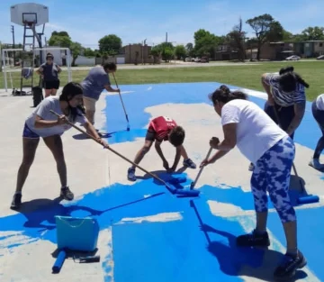 El grupo Colmena puso en valor el playón deportivo del Barrio Fonavi