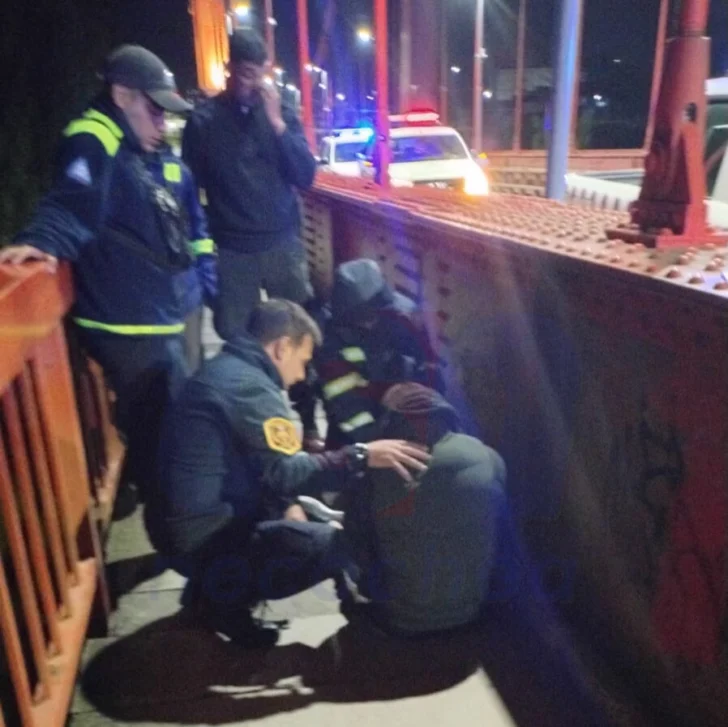 Rápido accionar en el Puente Colgante: contienen a un joven que intentó quitarse la vida