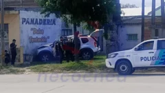 Choque en Av. Lobería y 531: un auto terminó sobre la vereda e impactó contra una panadería