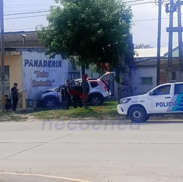 Choque en Av. Lobería y 531: un auto terminó sobre la vereda e impactó contra una panadería
