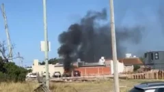 Un auto se prendió fuego y afectó a otros dos estacionados