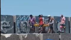 Rápido rescate de una mujer tras caer entre las piedras de la escollera