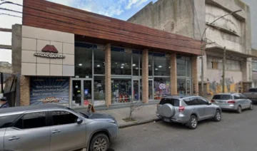 Ladrón rompió el vidrio y sustrajo la caja registradora y un parlante