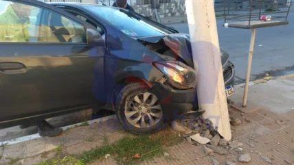 Abandonan un auto tras chocar con una columna | TSN Necochea