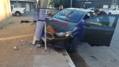 Abandonan un auto tras chocar con una columna