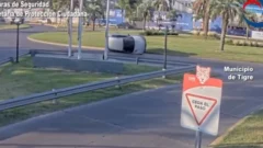 Video: entró a toda velocidad en la rotonda, derrapó y terminó volcando