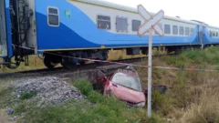 Tres heridos tras un violento choque entre un tren y un auto