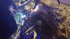 Vio a los agentes de Tránsito y abandonó la moto en la vía pública