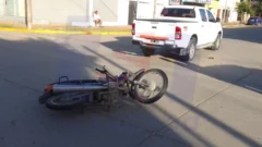 Una mujer herida tras el choque entre una camioneta y motocicleta