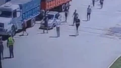 Furia al volante: Un video registró una brutal pelea entre un camionero y un automovilista