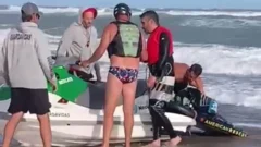 Le salvaron la vida a un hombre que practicaba windsurf y quedó a la deriva mar adentro