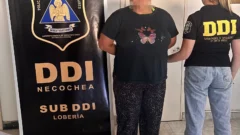 Quemó a su hija con una cuchara y violó su libertad condicional