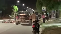 Chocaron una moto y una camioneta: pelea a piedrazos en la calle