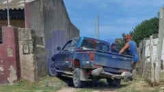 Una camioneta se incrustó contra una casa y su conductor intentó huir