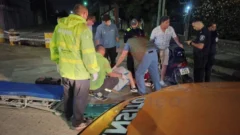 Accidente en 75 y 22: motociclista hospitalizado tras perder el control por un pozo