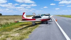 Aterrizaje de emergencia: una aeronave sorprendió a los conductores en pleno operativo de verano