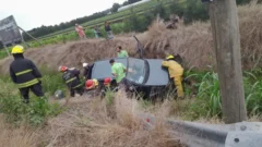 Bomberos rescataron a una pareja tras un fuerte despiste en cercanías de la Ruta 88