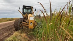 Arreglan caminos rurales e intervienen puntos estratégicos para la producción